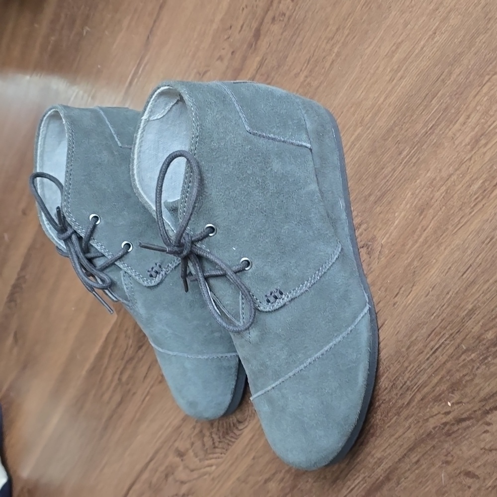Youth girls size 5 Tom's